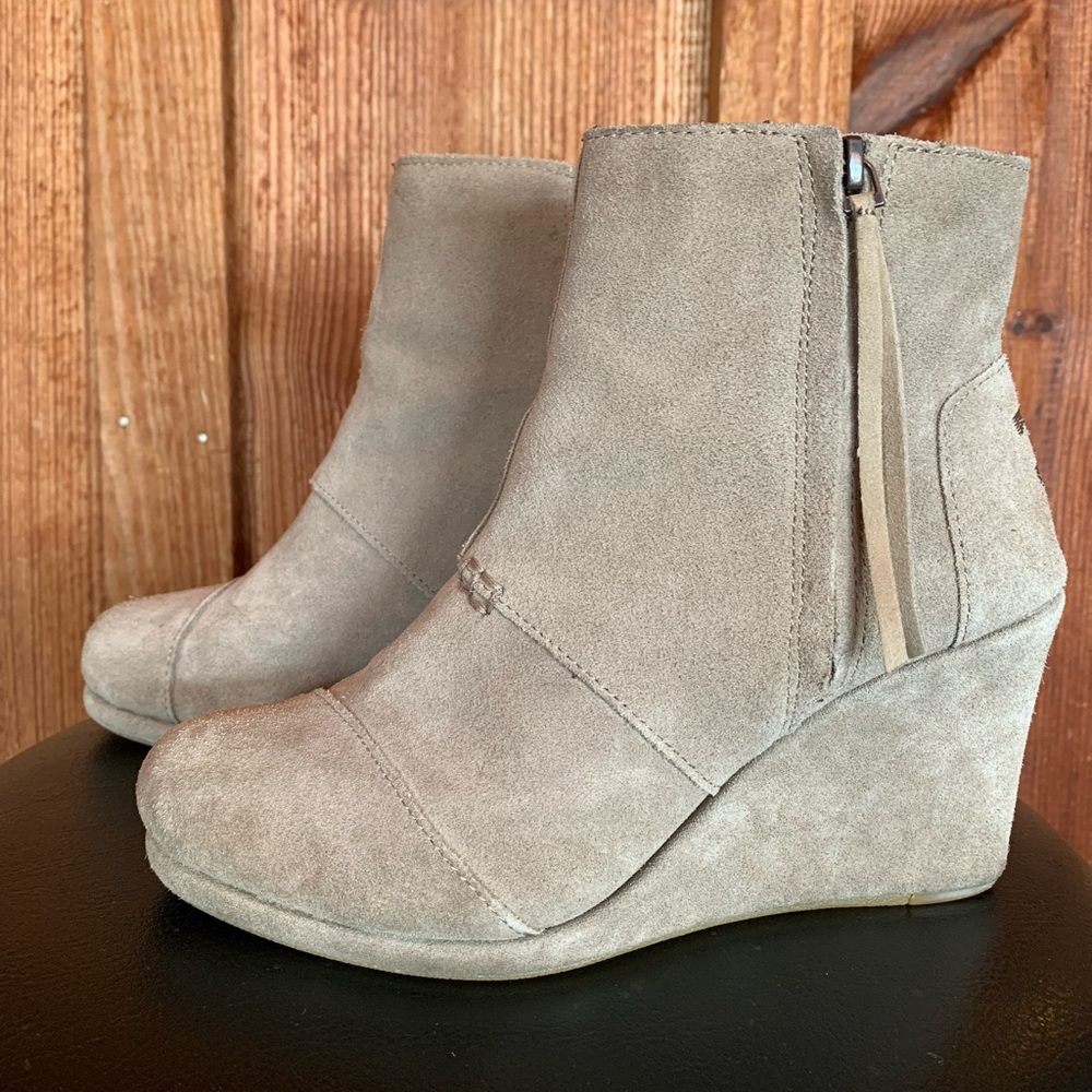 TOMS Taupe Desert Wedge Suede Ankle Boots Women’s Size 8